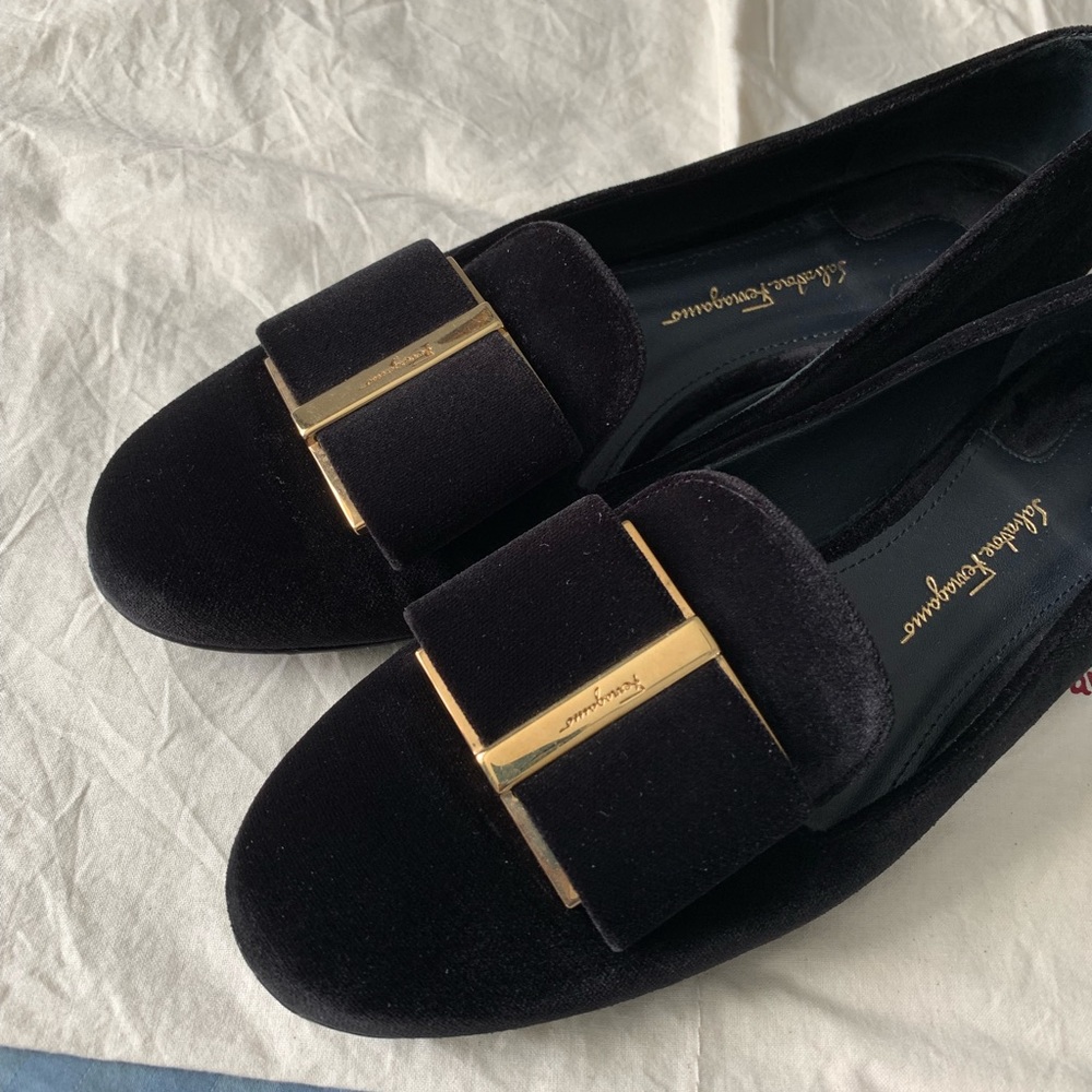 Salvatore Ferragamo flats in black velvet size 7US